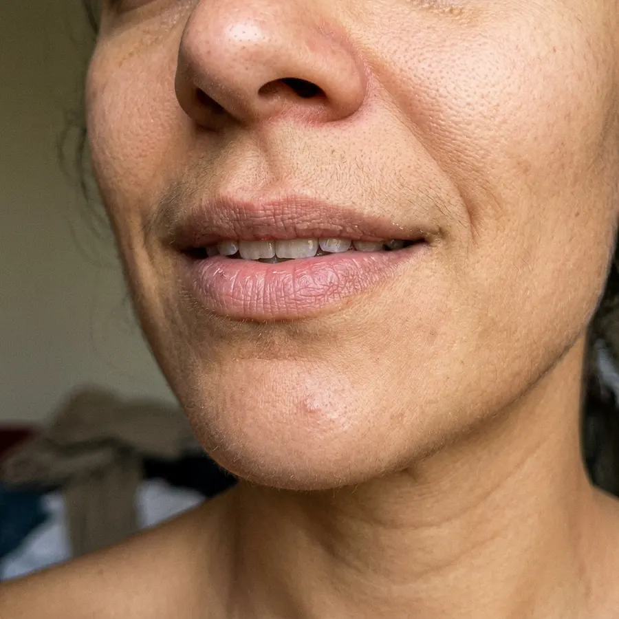 Gros plan sur la bouche et le bas du visage d'une femme